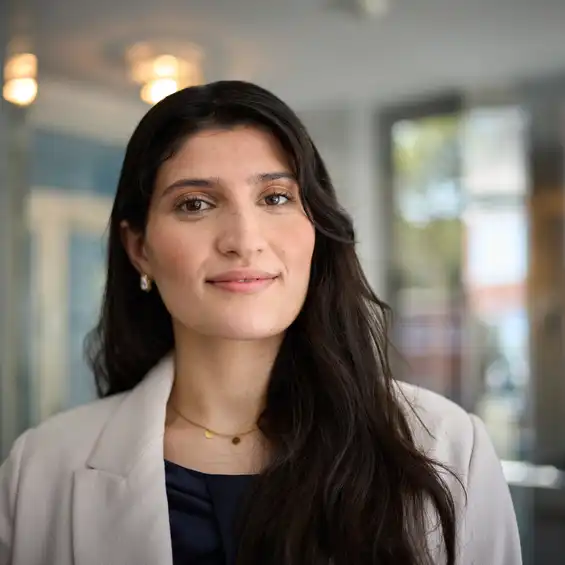 Portrait einer Frau in einem hellen Blazer